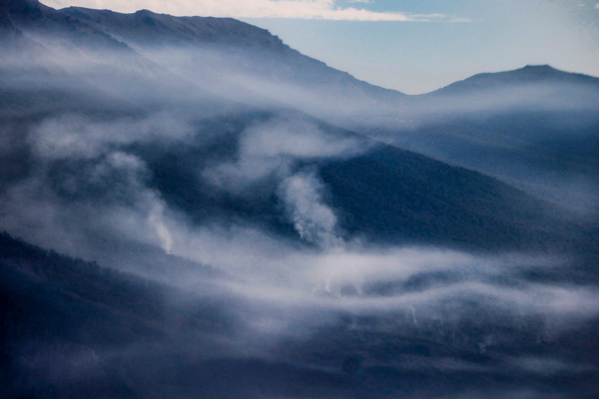 El humo sigue presente en la cordillera.