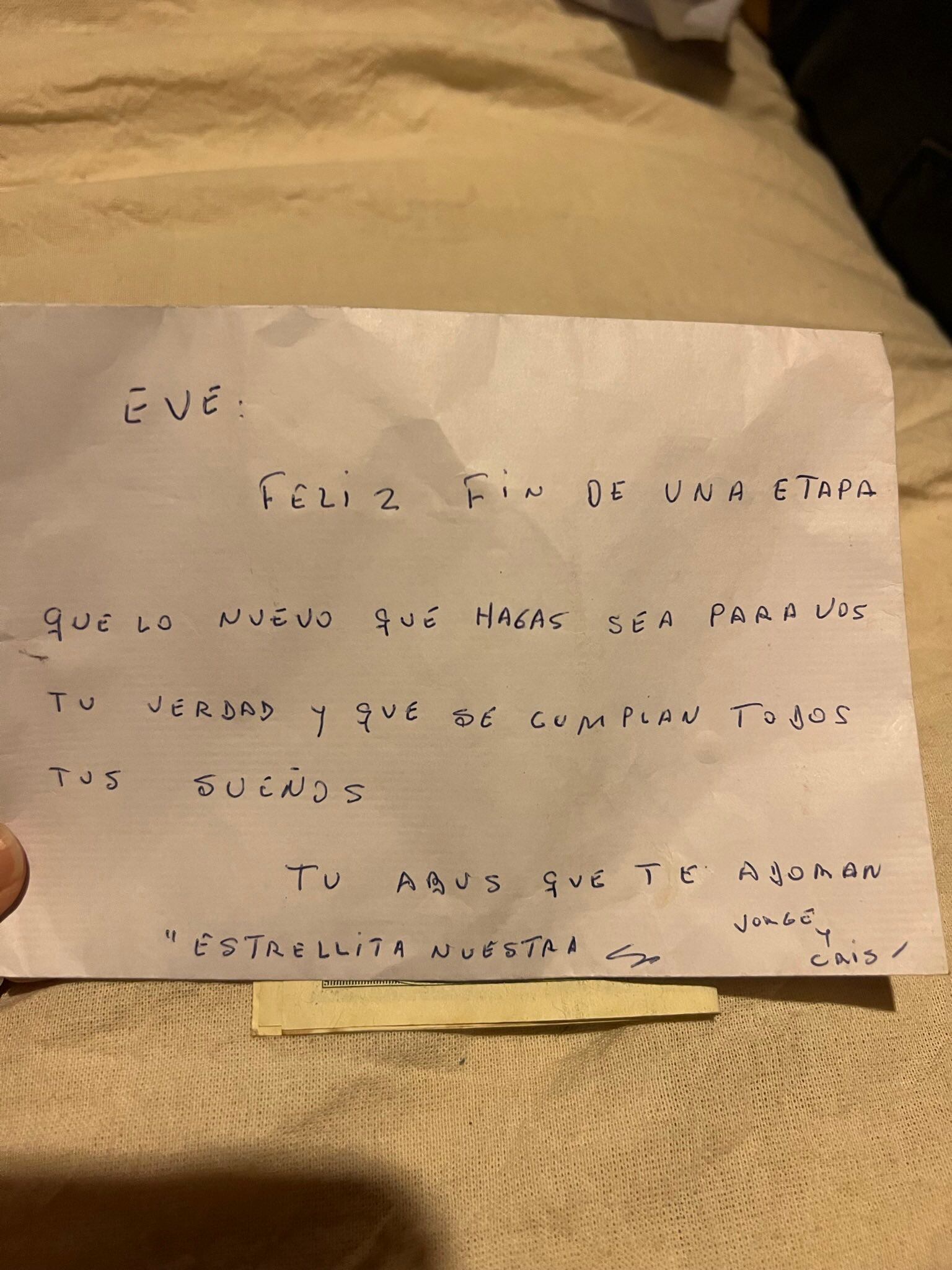 La carta que encontró Eve tras aprobar la tesis de cierre de su carrera universitaria.