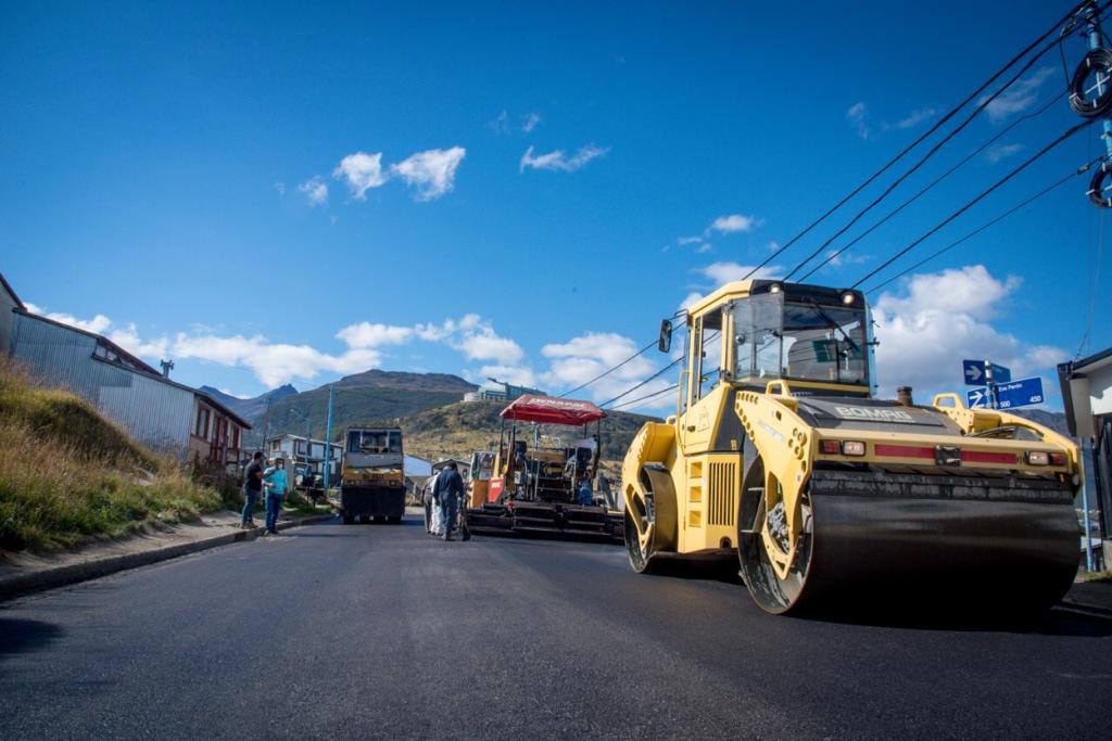 Los trabajos abarcan remoción de asfalto, mejora y compactación de suelo y colocación de una nueva capa asfáltica.