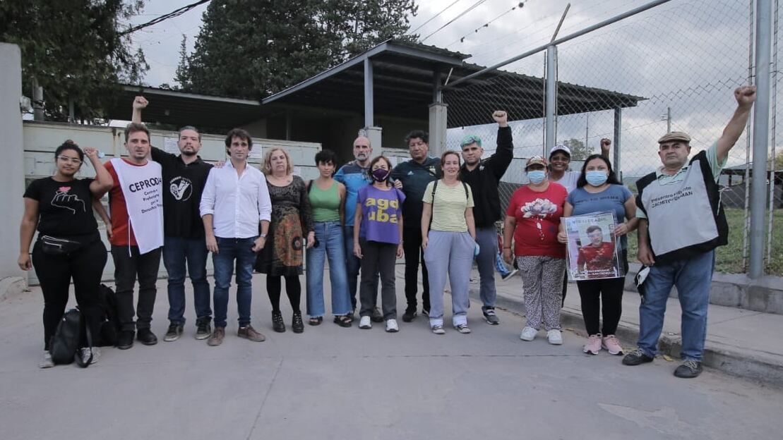 Miembros de la Mesa Nacional del Polo Obrero y referentes de Derechos Humanos, junto con familiares Sebastián Copello y Juan Chorolque, a las puertas de la unidad penal donde ambos permanecían detenidos, en Alto Comedero. Copello fue liberado el martes.