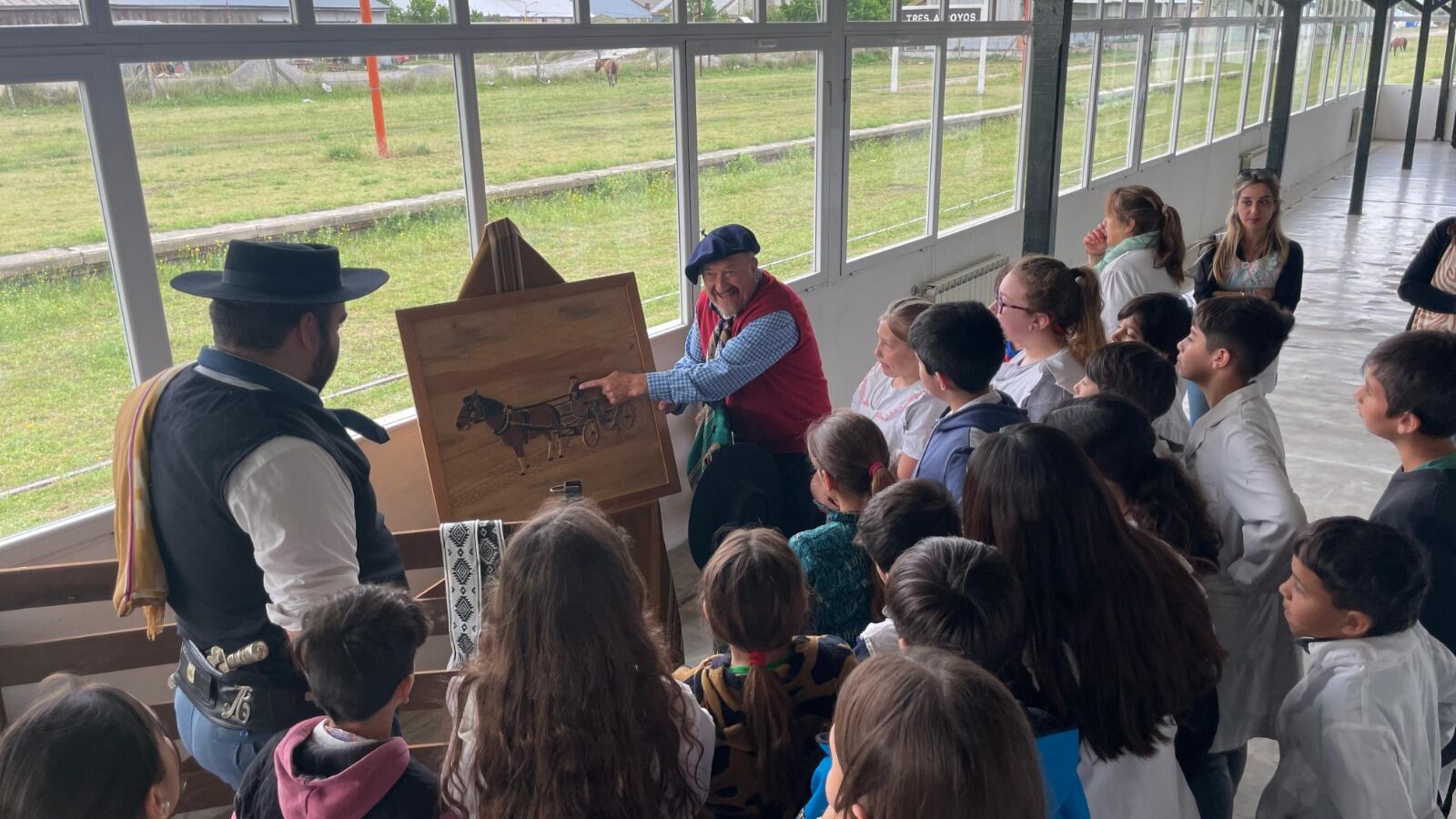 Mes de la Tradición: Alumnos de diferentes instituciones educativas visitan la exposición del CCE