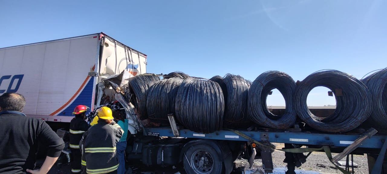 Sur de Córdoba. Choque de camiones en la ruta nacional 7 (Gentileza).