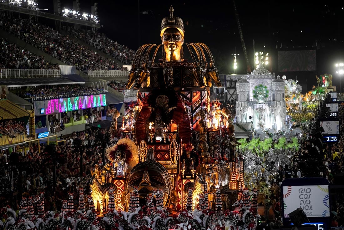 Artistas de la Escuela de Samba Imperatriz Leopoldinense desfilan en el Sambódromo de Río. (AP /Bruna Prado)