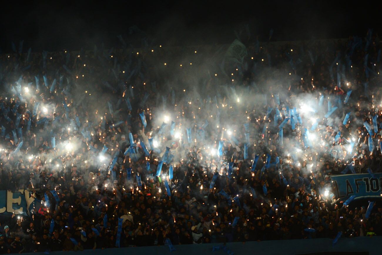 Fervor del más puro entre los hinchas del pirata cordobés a un paso del ascenso. Foto Javier Ferreyra