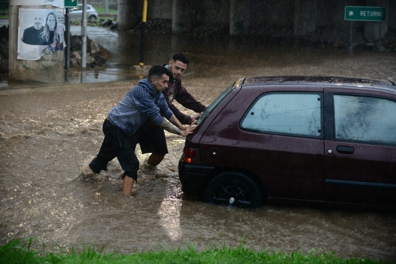 Intensa lluvia en Córdoba: anegamientos y complicaciones por el agua (José Hernández/La Voz).