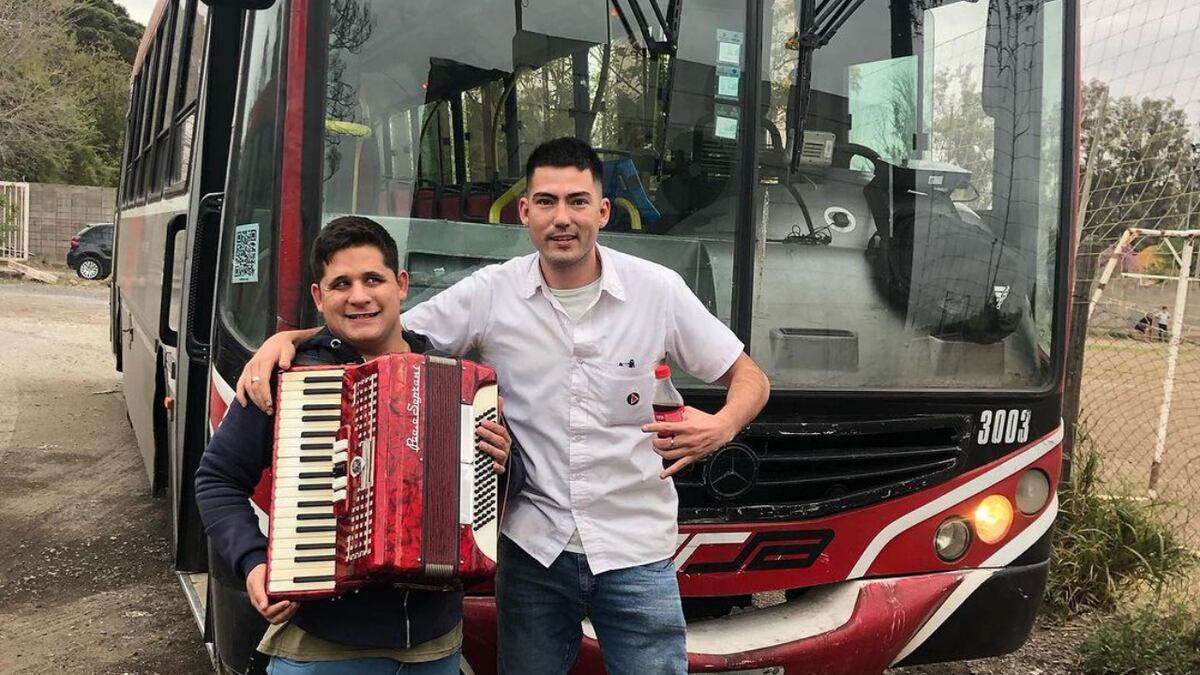 Un cordobés tocó el acordeón en el colectivo urbano y sorprendió a los pasajeros
