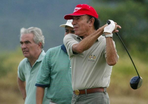 Menem se paraba en un lugar favorable para sus tiros y deslizaba la pelota desde el bolsillo a los alrededores del hoyo que debía embocar.