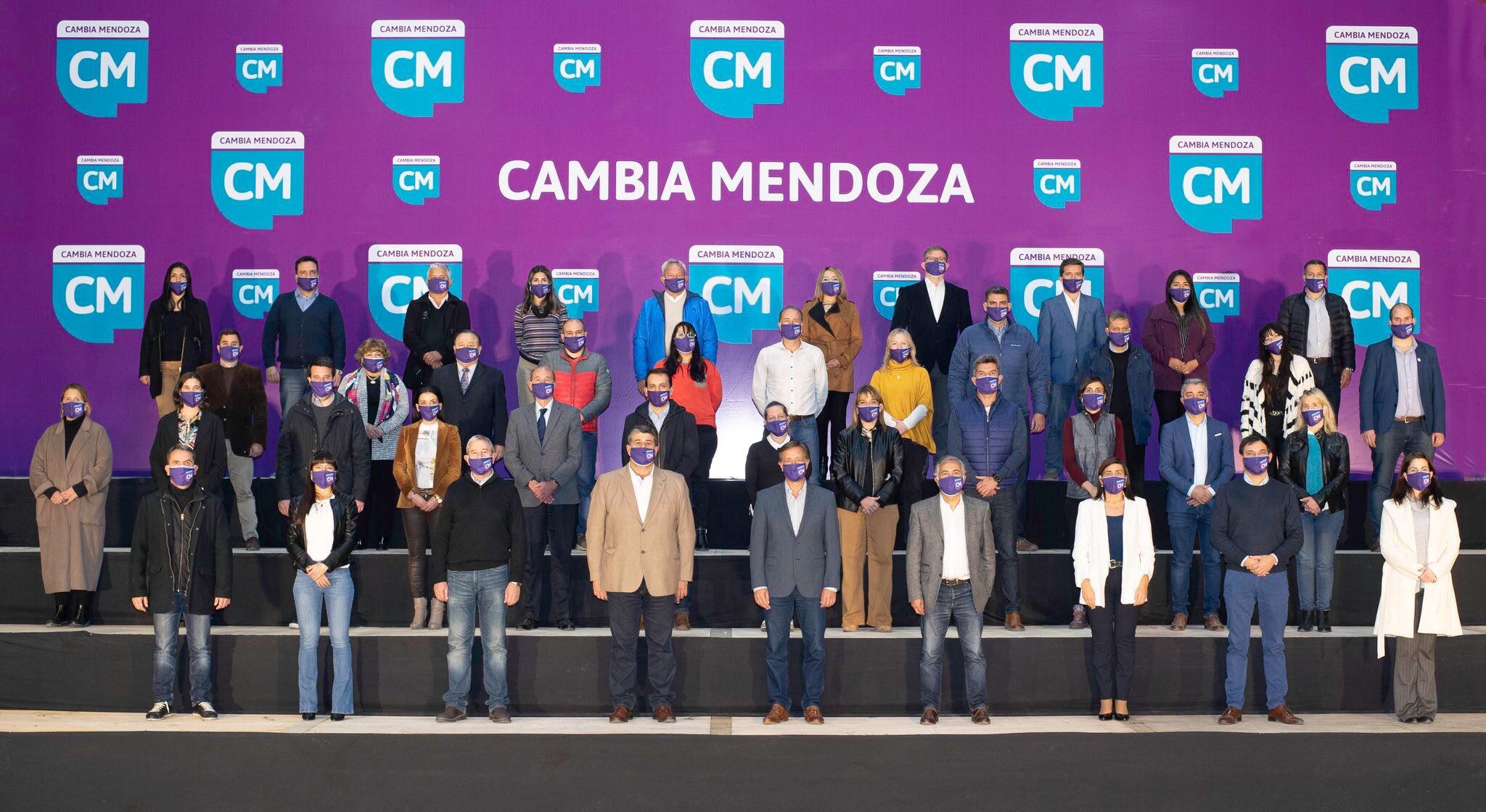 Cambia Mendoza tuvo su foto de la unidad, luego de ponerse de acuerdo todas las fuerzas y partidos que integrarán el frente. Foto: Gentileza.