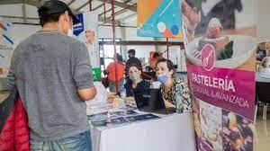 Cientos de jóvenes recorrieron la Expo Carreras y Oficios.