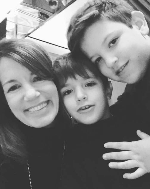 Marina junto a sus dos hijos: Teo y Simón