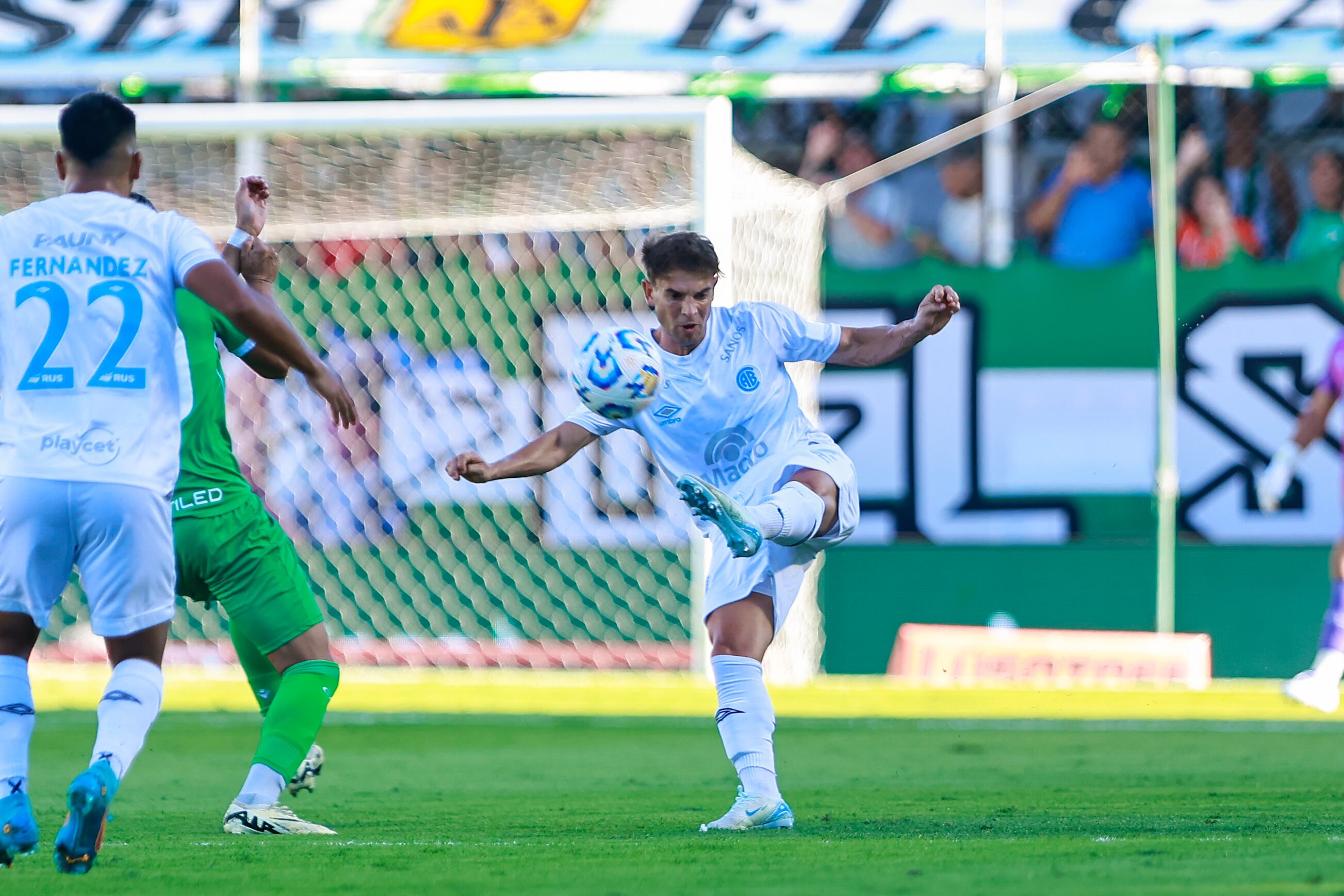 Tobías Ostchega, lateral izquierdo de Belgrano, rechaza una pelota ante Banfield