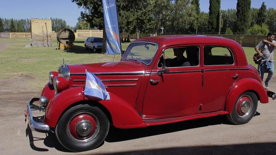 Más de 100 autos clásicos y motos antiguas participaron del encuentro en General Alvear.