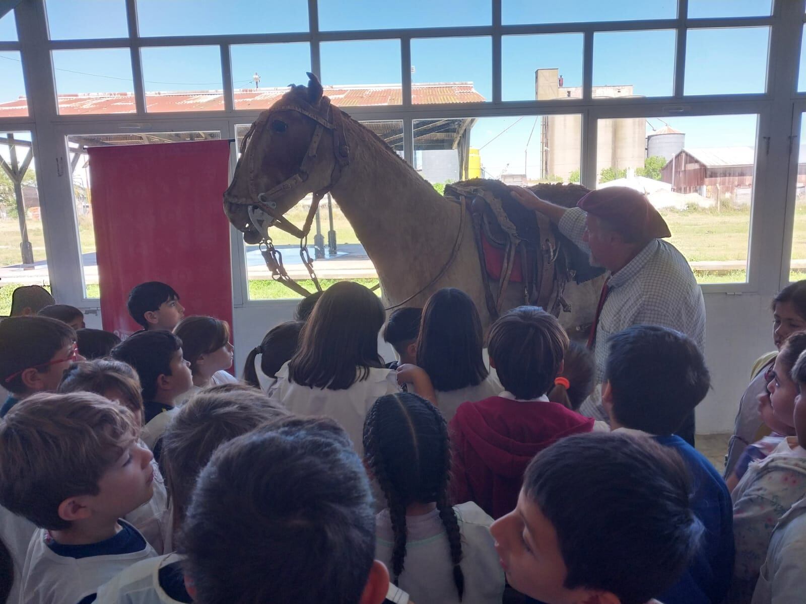 Mes de la Tradición: Alumnos de diferentes instituciones educativas visitan la exposición del CCE