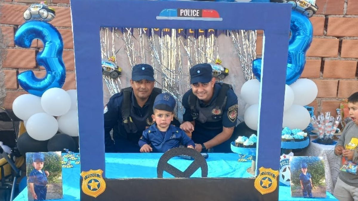 Es fan de la Policía y dos oficiales lo sorprendieron en su cumpleaños.