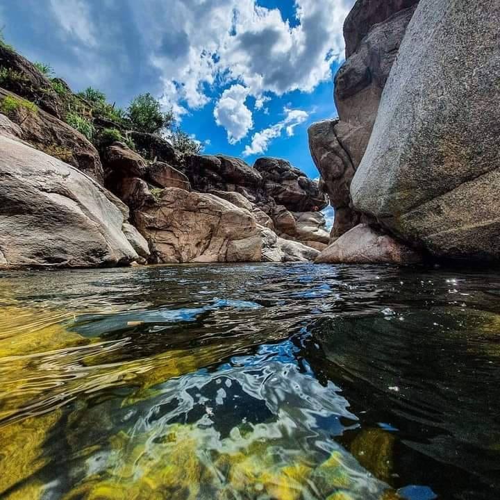 El lugar se ubica en la bajada al Río Chico de Nono, en el sector de La Toma.