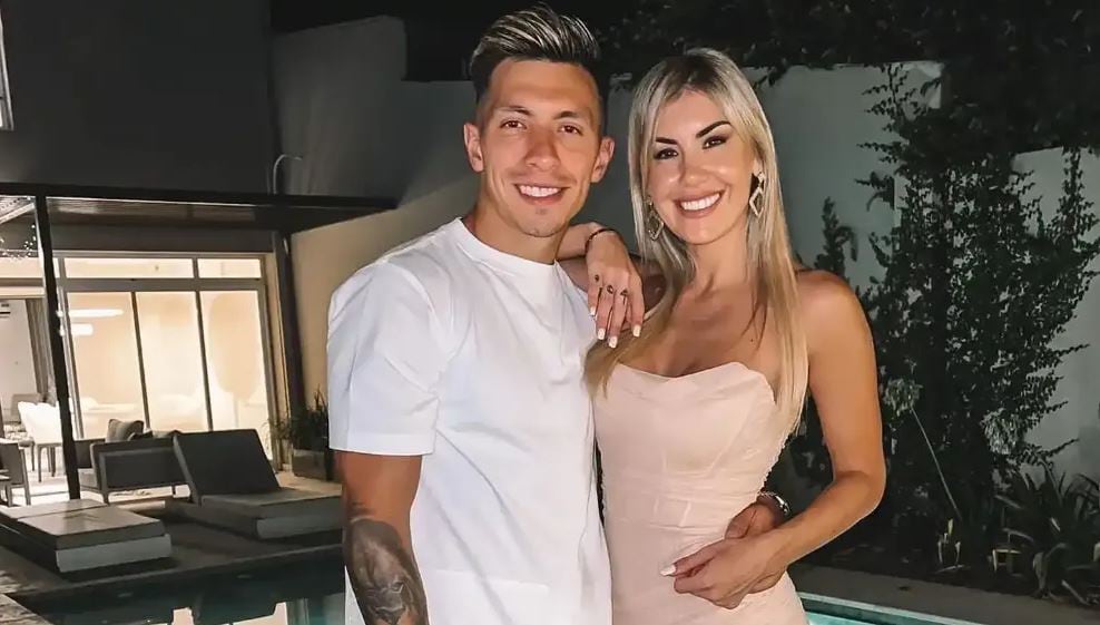 Lisandro Martínez junto a su pareja, Muriel López Benítez