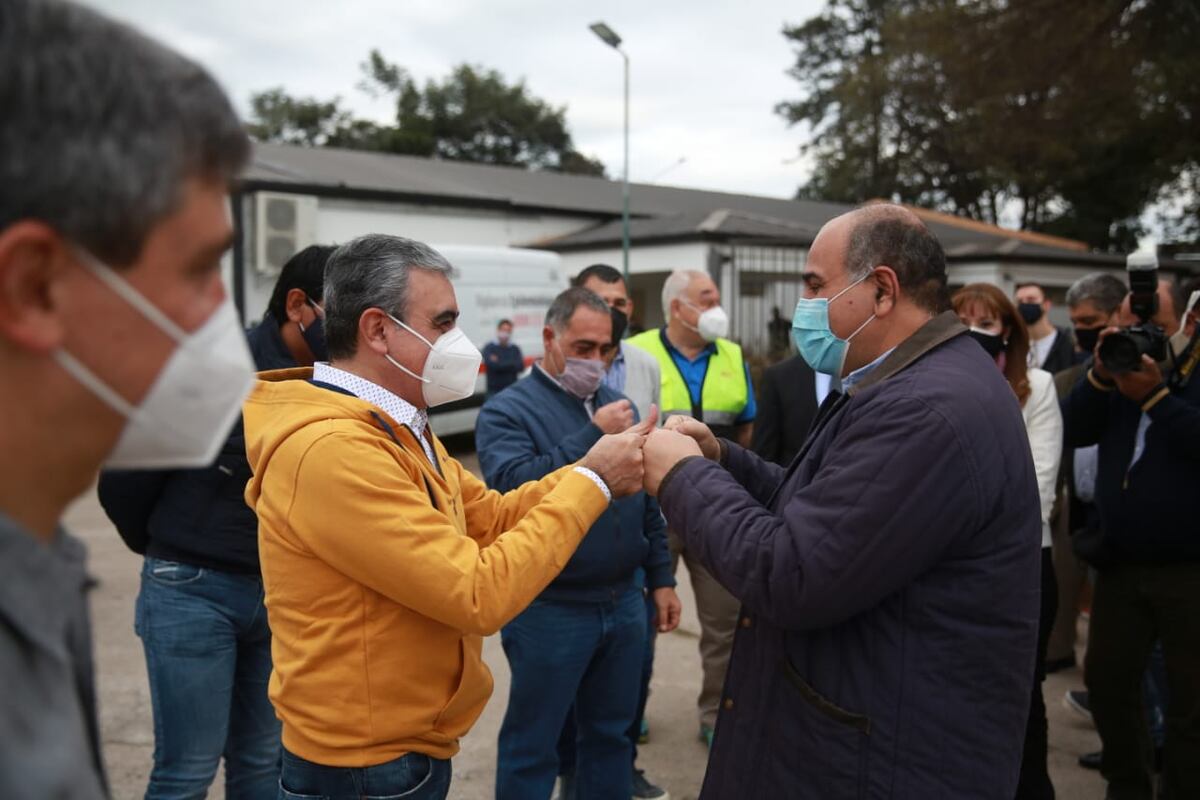 Manzur y Alfaro recorrieron el vacunatorio del 107