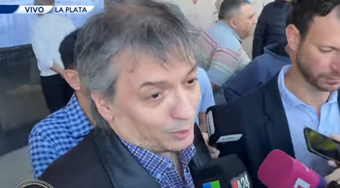 Máximo Kirchner tras salir de emitir su voto en La Plata.