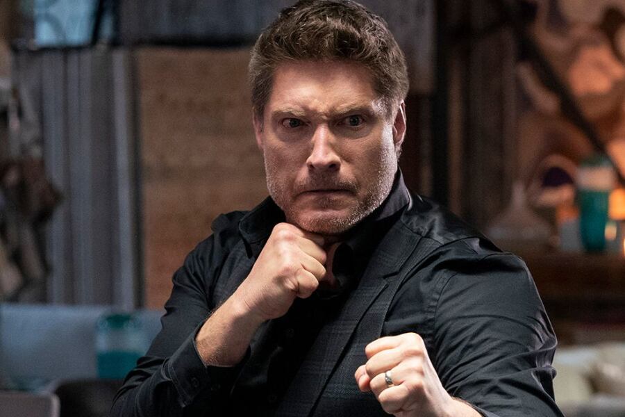 Sean Kanan como Mike Barnes en la quinta temporada de Cobra Kai.