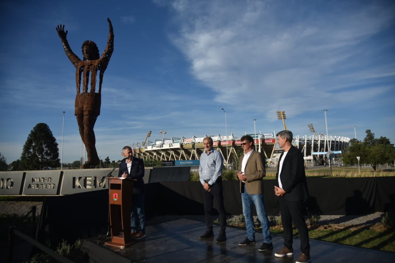 Mario Alberto Kempes en la inauguración de su estatua en el estadio y en la presentación del escenario para formar parte del Mundial 2030. (Facundo Luque / La Voz)