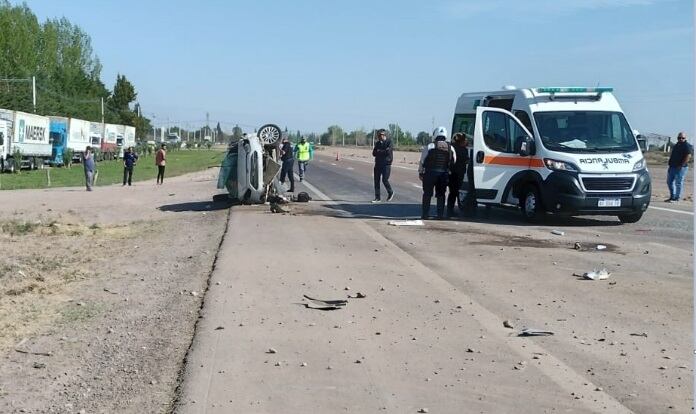 Un nuevo vuelco en la Ruta 7 casi al ingreso de la ciudad de San Martín.