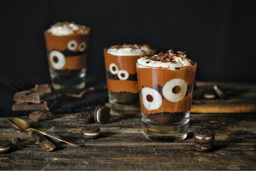 Vasitos de mousse de chocolate y galletas Oreo.