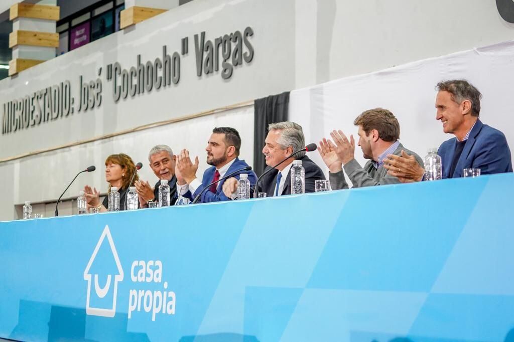 Realizó entrega de 200 viviendas Procrear y 70 créditos Casa Propia