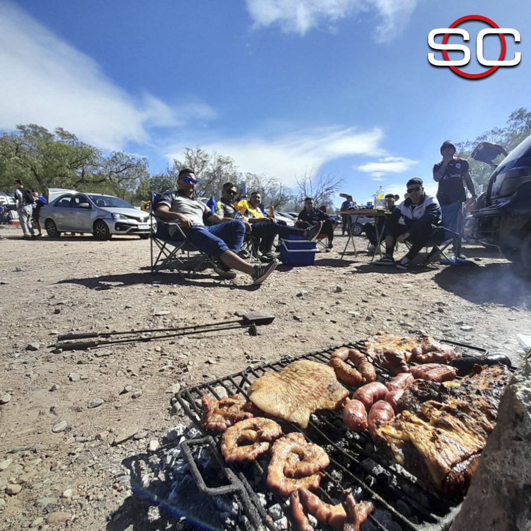 El asado oficia de brunch para los hinchas de Talleres que fueron hasta Mendoza.