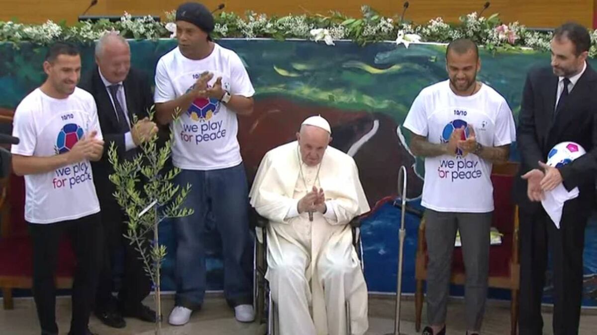 Maxi Rodríguez, Ronaldinho, Dani Alves y el Papa Francisco se juntaron para un evento solidario