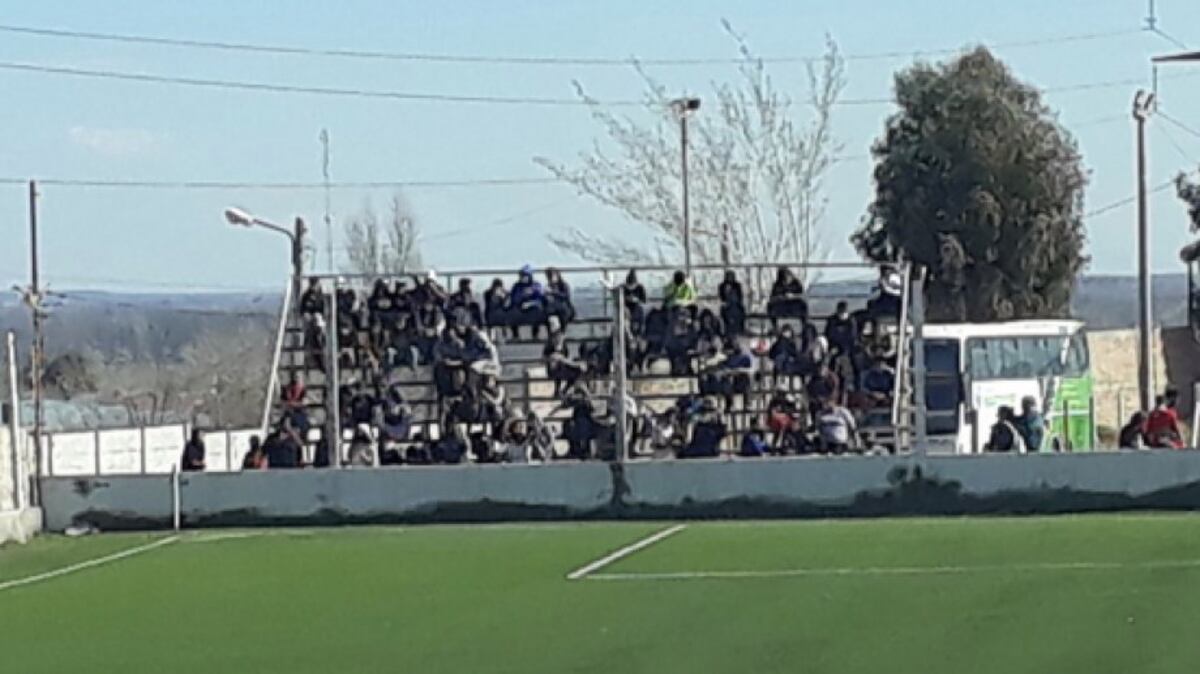 Denunciaron a un neuquino por tratar de “negro boliviano” a un menor de edad que jugaba un partido de fútbol infantil