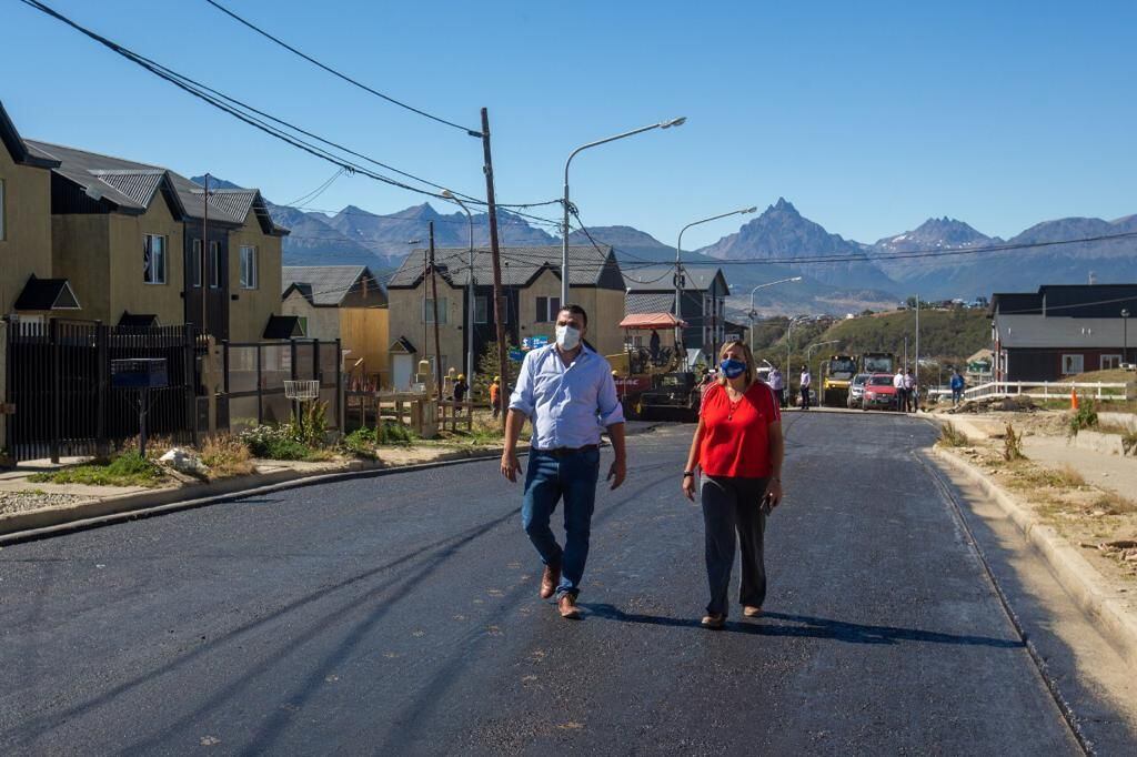 El intendente Walter Vuoto recorrió los avances de las obras de pavimentación acompañado con la secretaria Gabriela Muñiz Siccardi. 