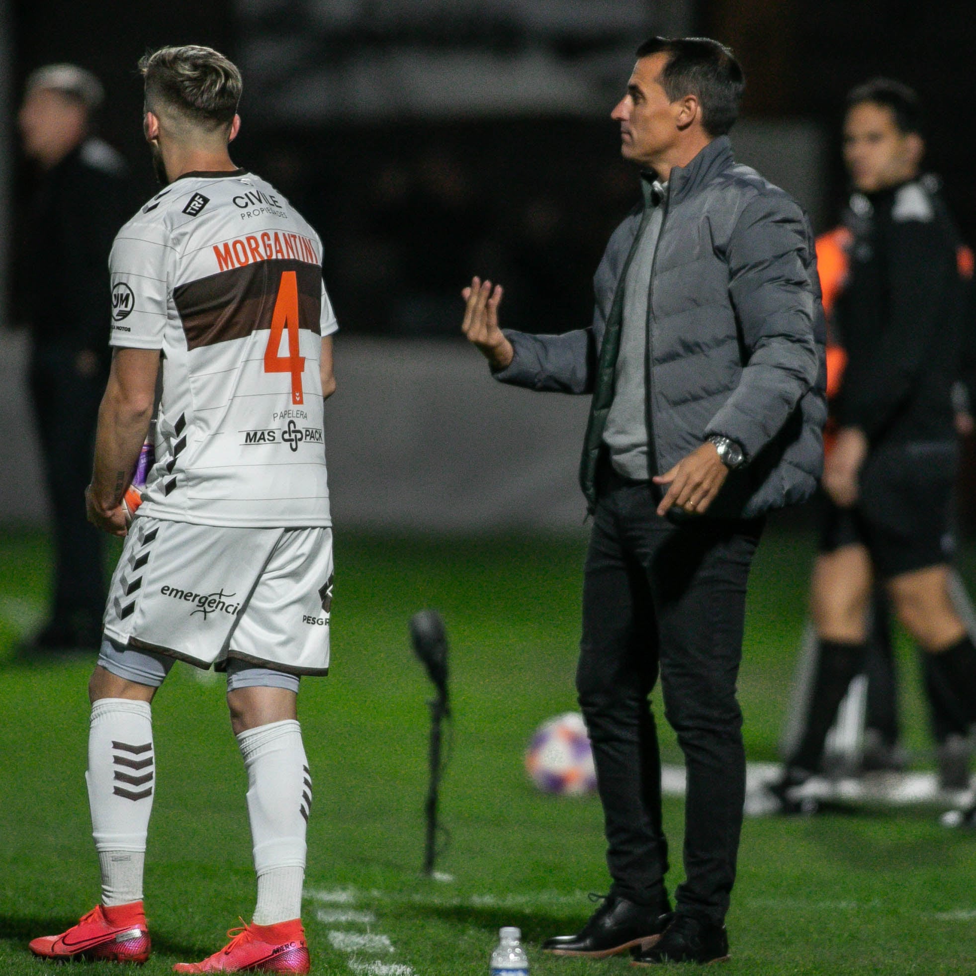 Guillermo Farré, DT de Belgrano, en el cotejo ante Platense. (Prensa Belgrano).