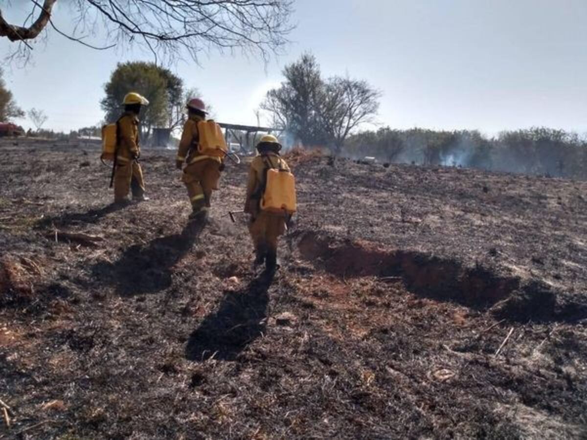 Las autoridades afirman que se mantienen algunos focos de incendio activos en la provincia
