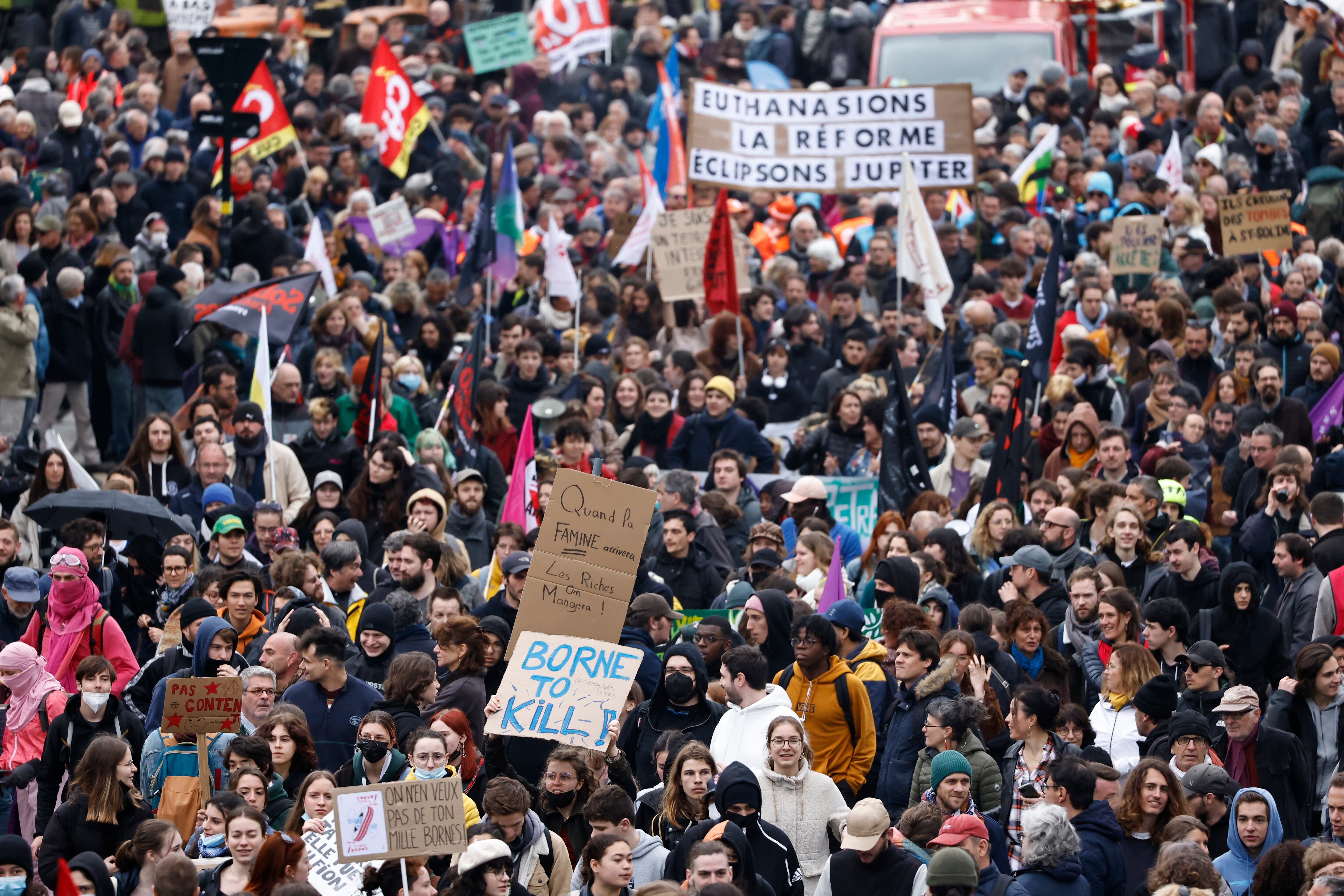 Manifestantes contrarios a la reforma de las pensiones impulsada por el gobierno del presidente Emmanuel Macron. Foto: AP Foto / Jeremías González.