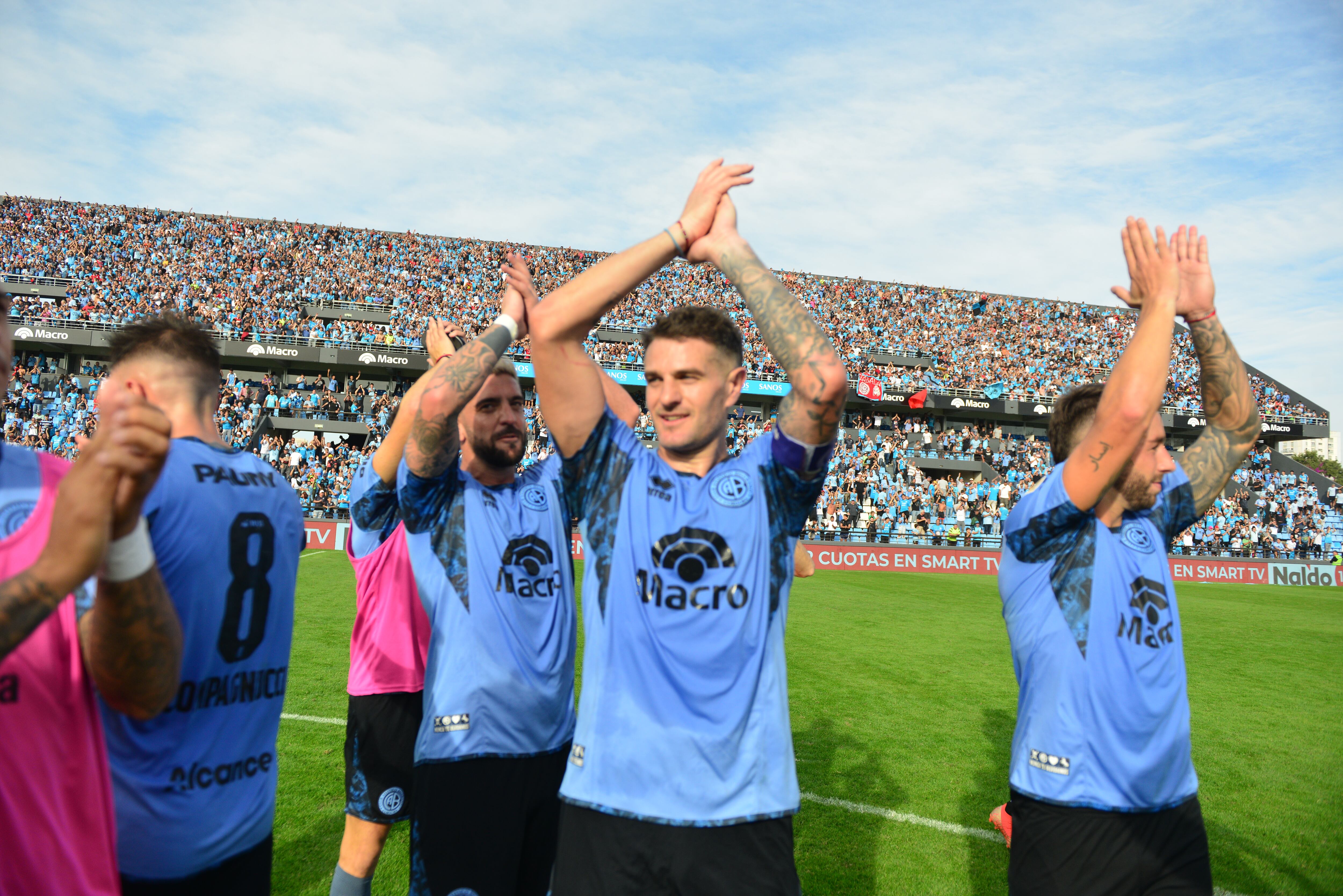 Pablo Vegetti y su hijo en el Gigante de Alberdi, donde Belgrano le ganó a Vélez por la Liga Profesional. (José Gabriel Hernández / La Voz)