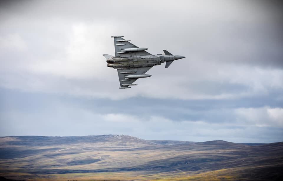 El avión Eurofighter Typhoon es un caza polivalente, bimotor y de gran maniobrabilidad desplegado en el Complejo Militar de Monte Agradable, Isla Soledad.