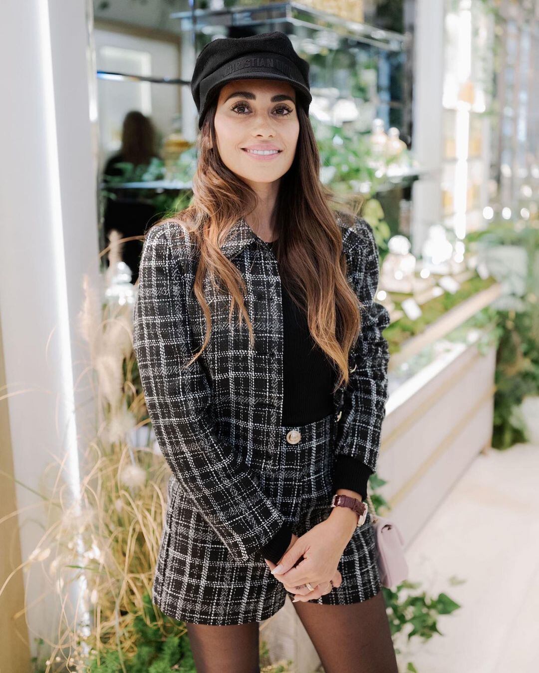 Antonela Roccuzzo visitó la tienda de Guerlain en París.