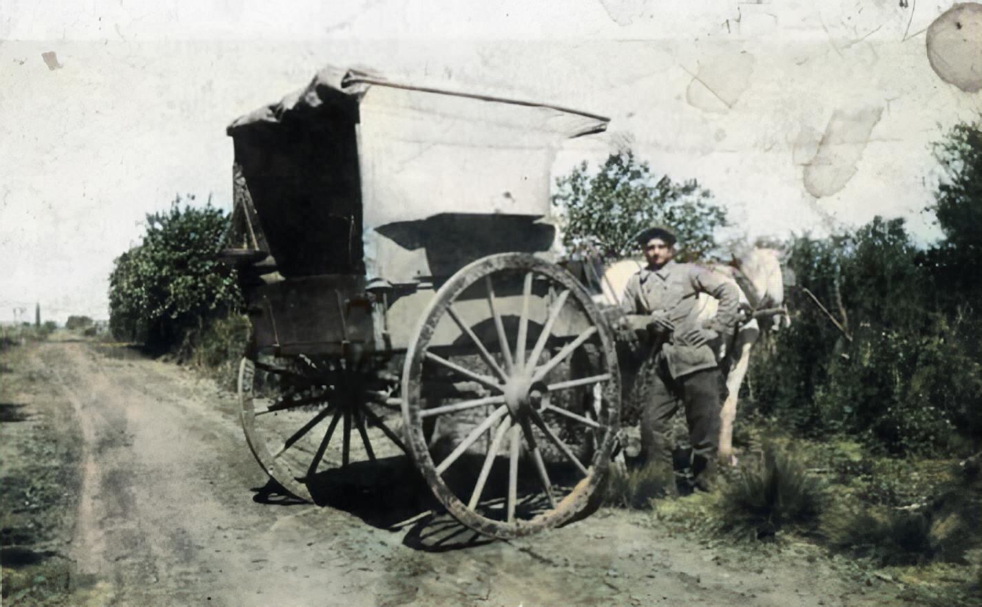 Juan Grión, a quien se lo ve en una jardinera, repartiendo carne. En 1917 su familia manejaba la primera carnicería de la zona (Gentileza Archivo Histórico de Colonia Caroya).