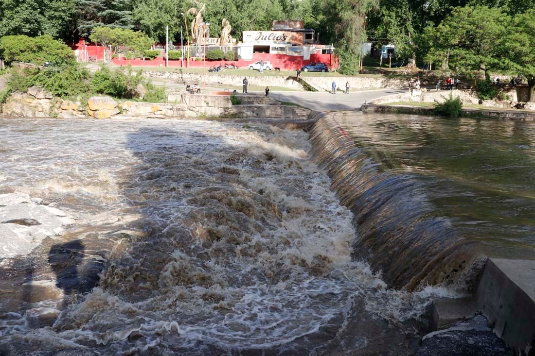 Creciente río San Antonio, puentes Playa de Oro y vado el Fantasio (La Voz