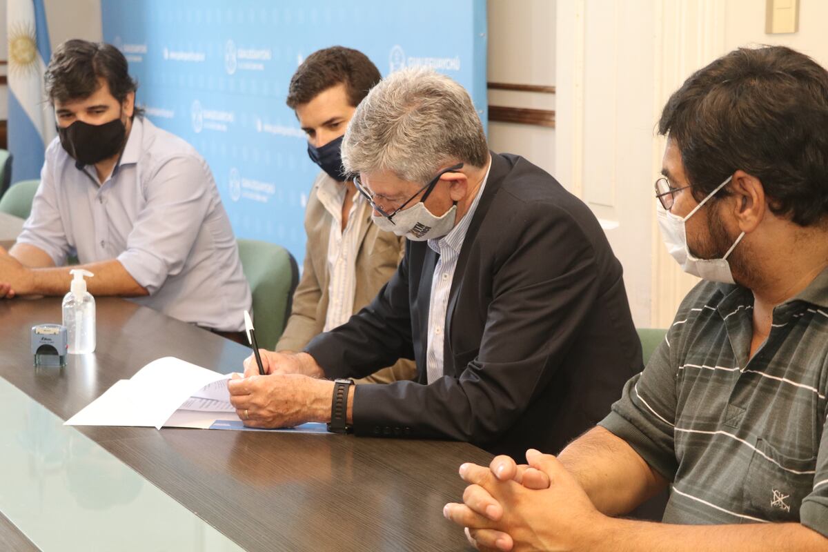 Piaggio firmó un convenio de pasantías con la Universidad Tecnológica Nacional