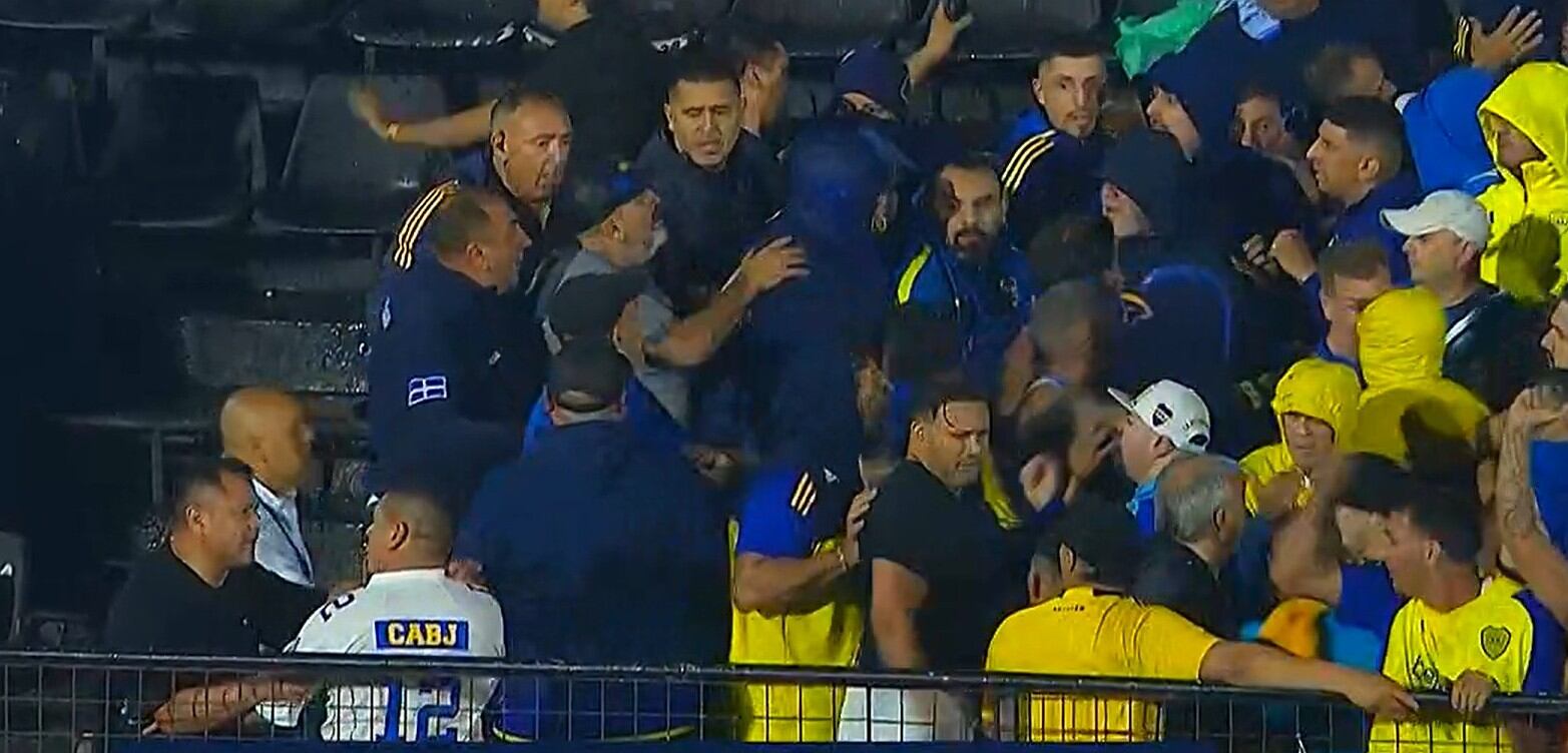 Juan Román Riquelme quedó rodeado por la barra brava xeneize y la Policía de Santa Fe.