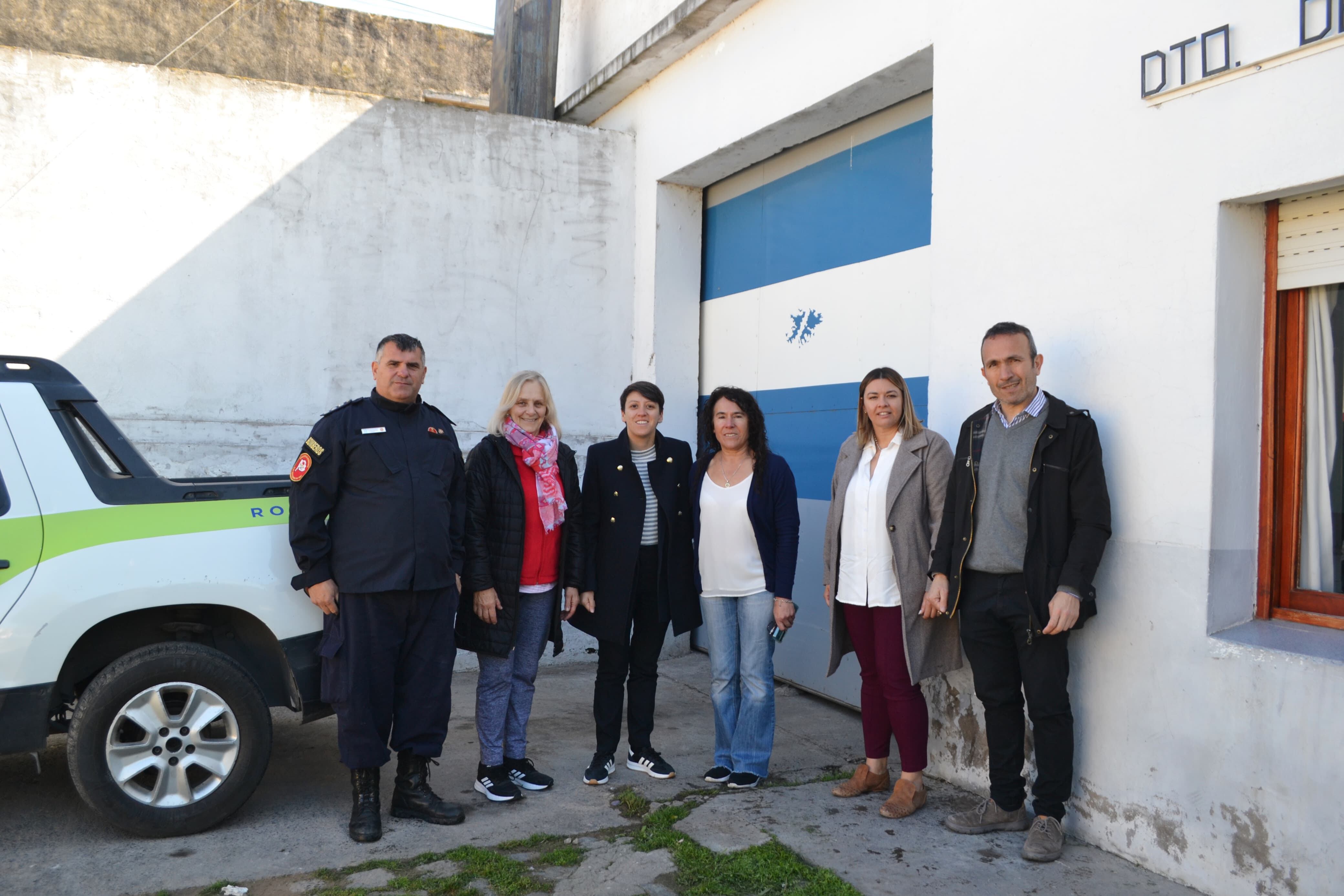 Entrega de nuevo móvil policial para el destacamento de bomberos en De La Garma