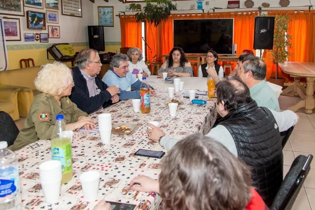 En la mesa se debatieron diversas situaciones y problemáticas en torno a los consumos problemáticos y las dificultades que traen aparejadas.