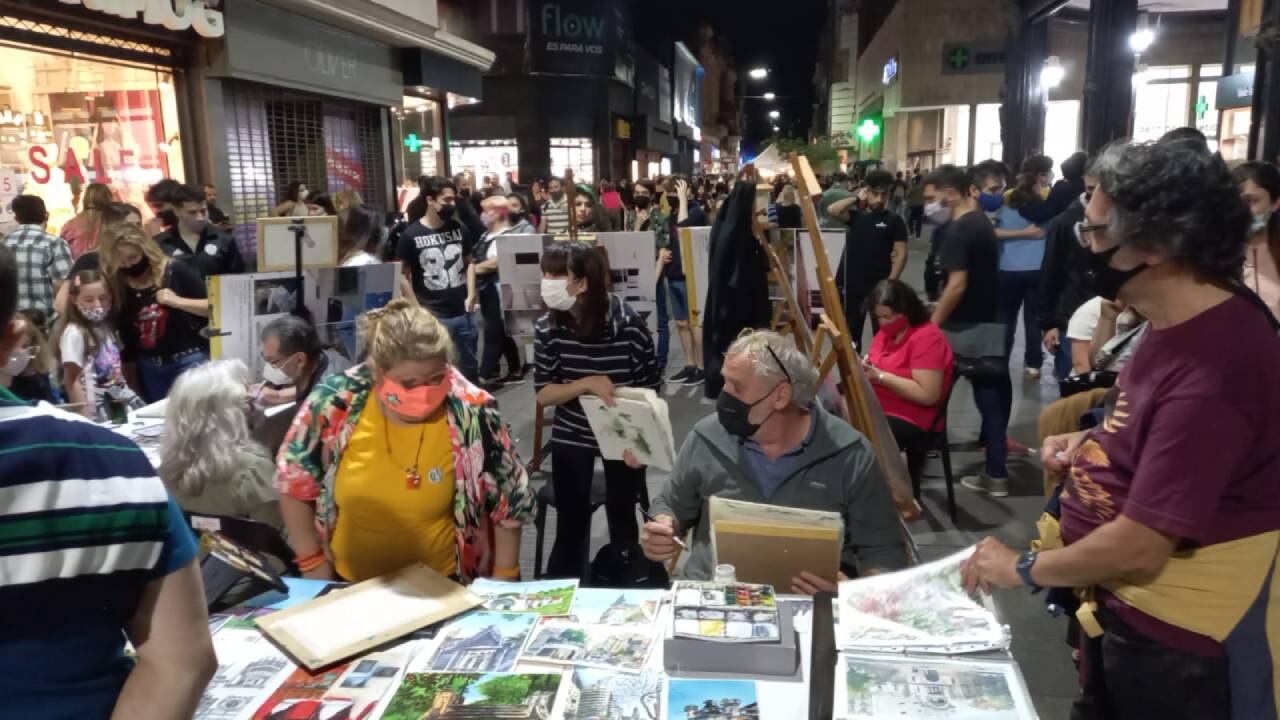 La peatonal Córdoba suma una importante oferta artística a los comercios tradicionales.