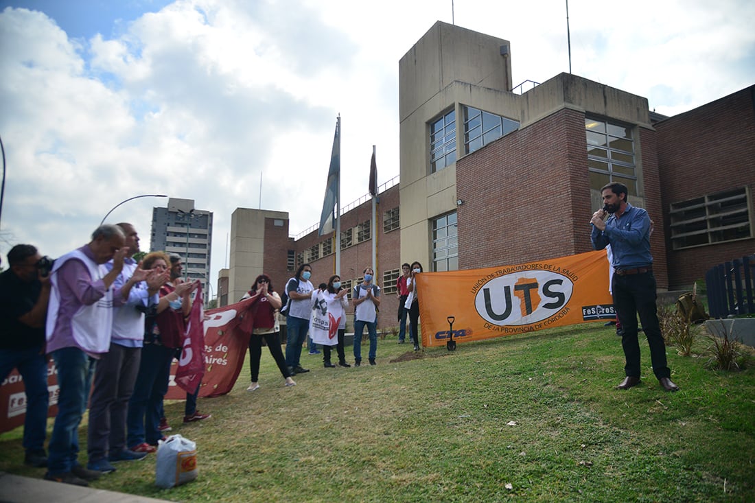 La protesta de trabajadores de salud en Córdoba. piden por el pase a planta de médicos y enfermeros contratados durante la pandemia.