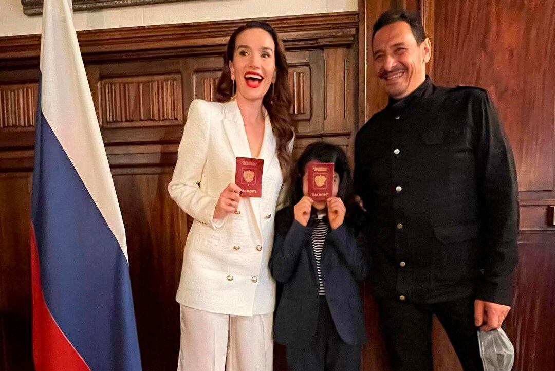 Natalia Oreiro y Ricardo Mollo junto a su hijo Merlín Atahualpa.