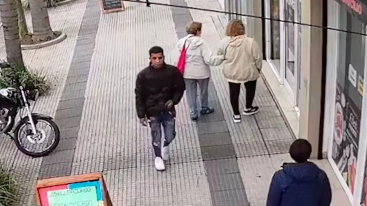 La imagen del rostro del agresor se puede ver con claridad en los videos de las cámaras de seguridad.