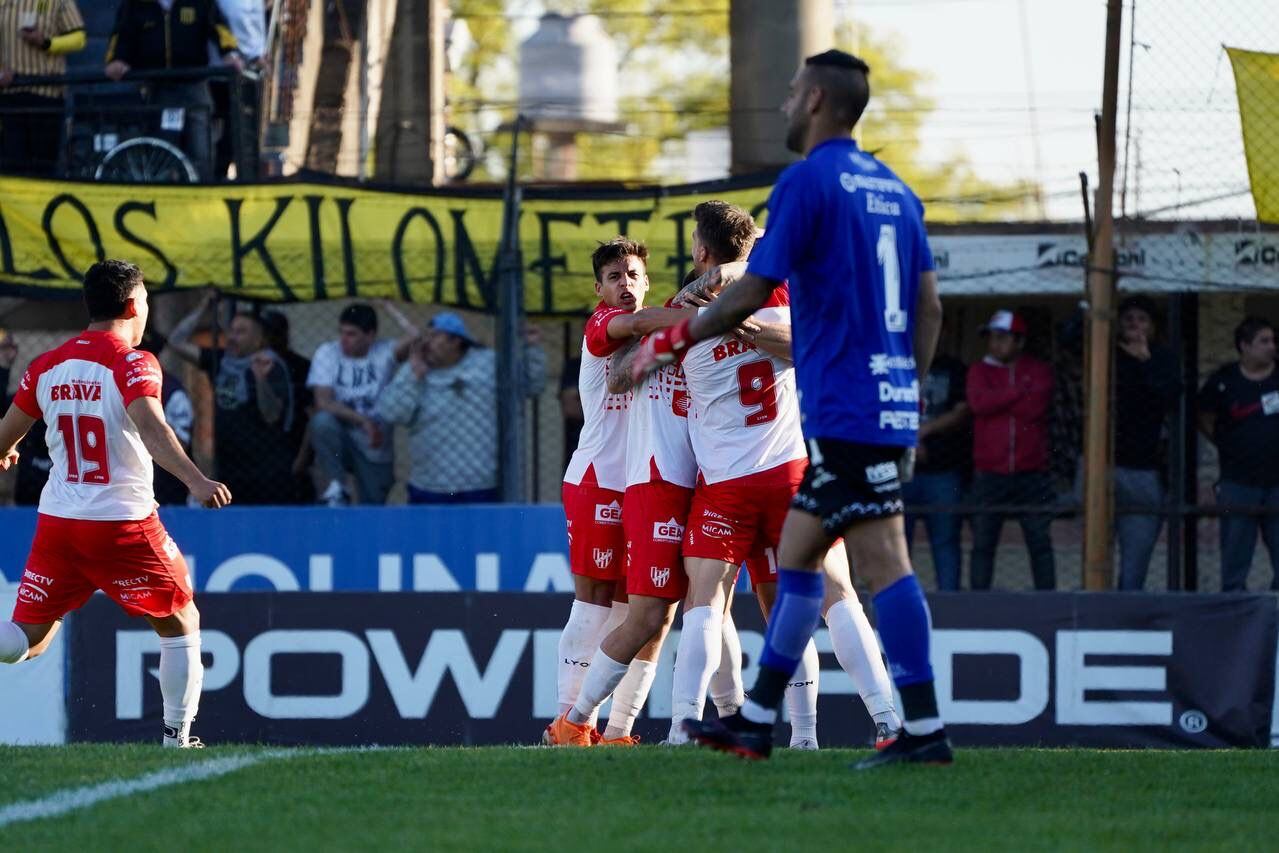 "Ganamos con autoridad", destacó Lucas Bovaglio, técnico de Instituto.