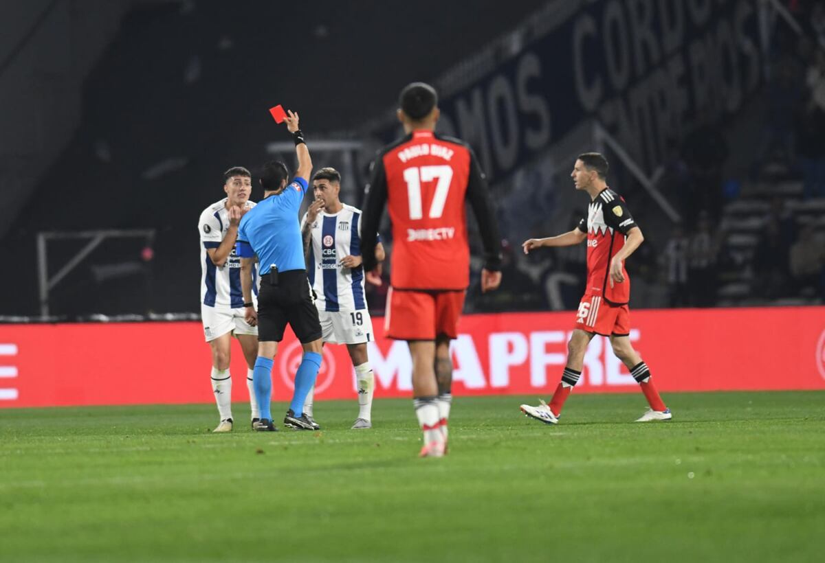 ¿Era para roja?: la polémica jugada que dejó a Talleres con 10 y con un jugador dolido en River