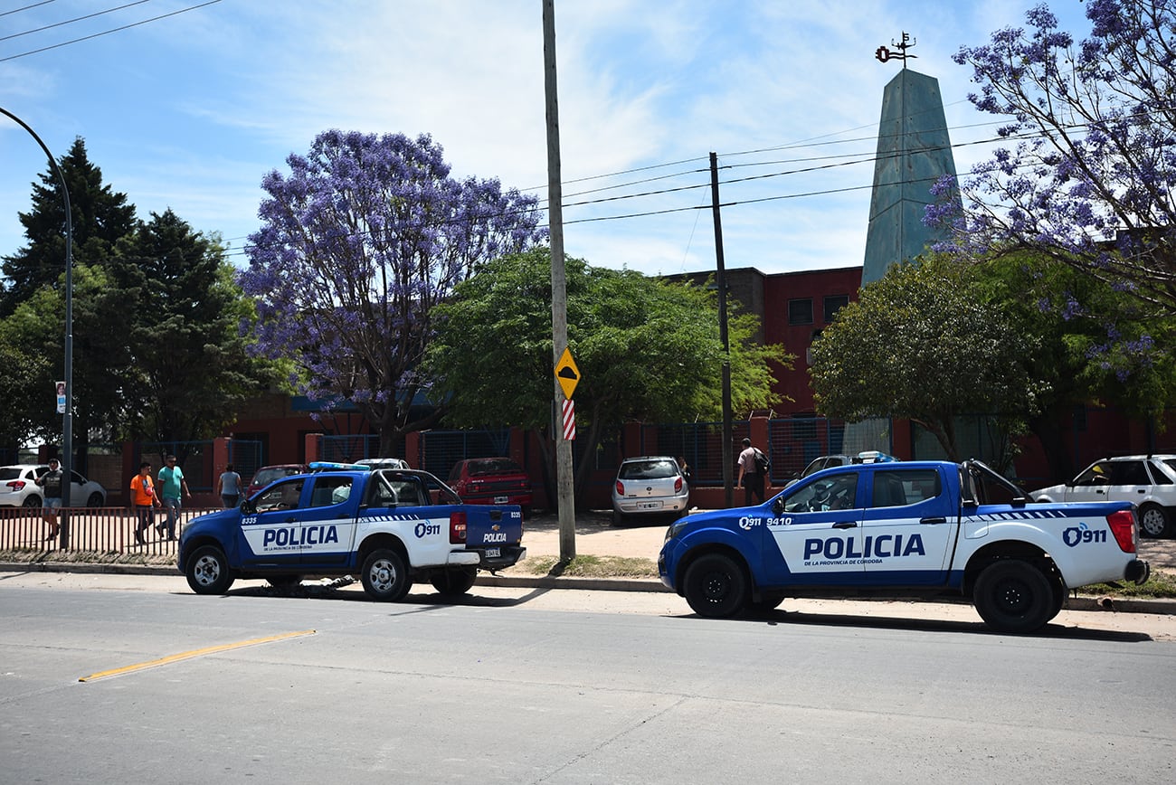 Enfrentamiento y crimen en Córdoba: investigan un nuevo asesinato
Asesinato en Córdoba. Un hombre de 34 años fue ultimado de un disparo en barrio 16 de Abril.
Fachada de la escuela dpnde empezó la pelea Foto: (Pedro Castillo / La Voz)